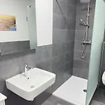 Zentral Gelegene Mit Gemeinschaftskueche Und -bad Апартаменты *