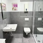 Zentral Gelegene Mit Gemeinschaftskueche Und -bad Апартаменты *