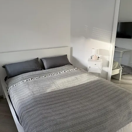 Zentral Gelegene Mit Gemeinschaftskueche Und -bad *