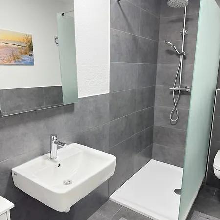 Zentral Gelegene Mit Gemeinschaftskueche Und -bad アパート *