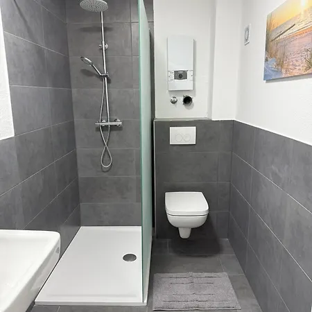 Apartment Zentral Gelegene Mit Gemeinschaftskueche Und -bad *