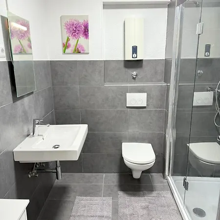 Zentral Gelegene Mit Gemeinschaftskueche Und -bad アパート *