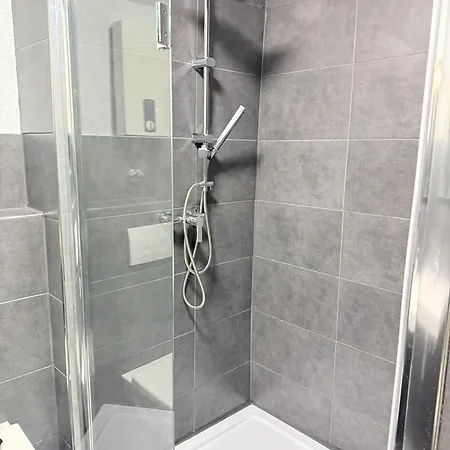Zentral Gelegene Mit Gemeinschaftskueche Und -bad Apartment