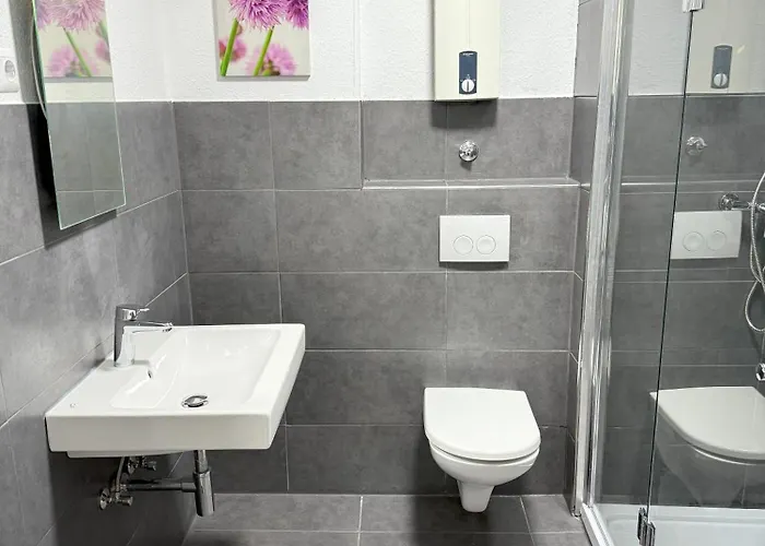 Zentral Gelegene Mit Gemeinschaftskueche Und -bad Apartamento *